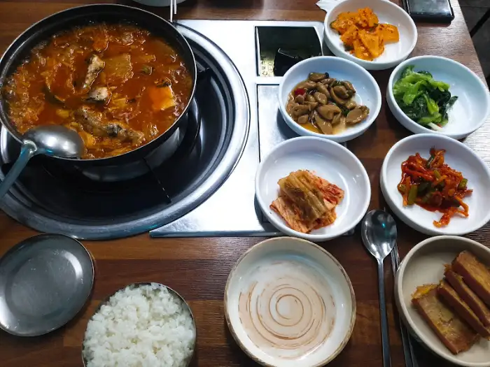 다양한 반찬과 메인 요리