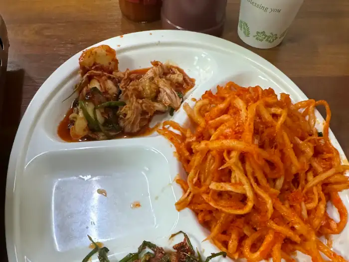 김치가 곁들여진 솥뚜껑 구이
