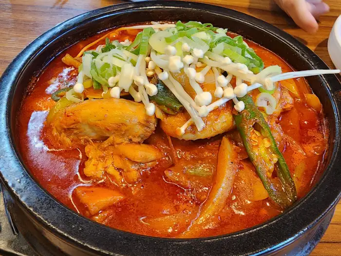 다양한 야채와 닭고기가 어우러진 닭볶음탕