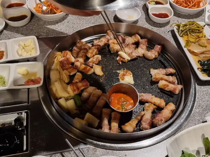 팬에 구워지는 삼겹살
