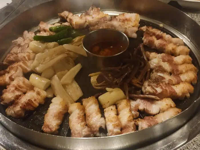 팬에 가득 채워진 삼겹살