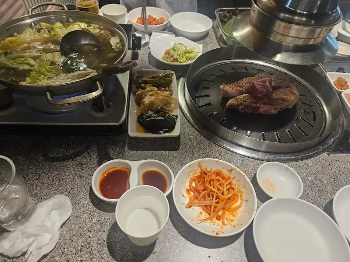 다양한 반찬과 함께 차려진 상차림