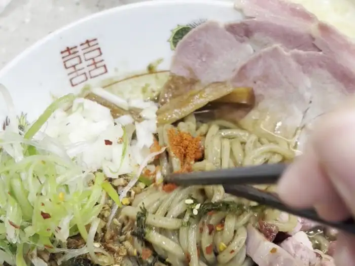 멸치 비빔 라멘의 양념과 멸치