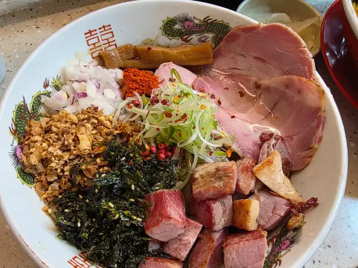 다양한 토핑이 올라간 비빔 라멘