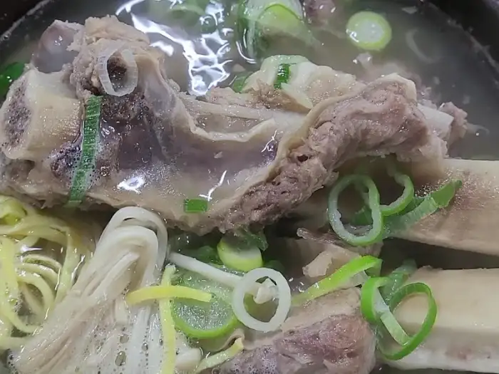 왕갈비탕 속 푸짐한 갈빗살의 클로즈업