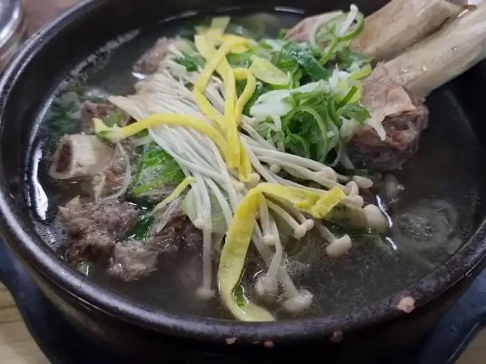 푸짐하게 담긴 왕갈비탕의 항공샷
