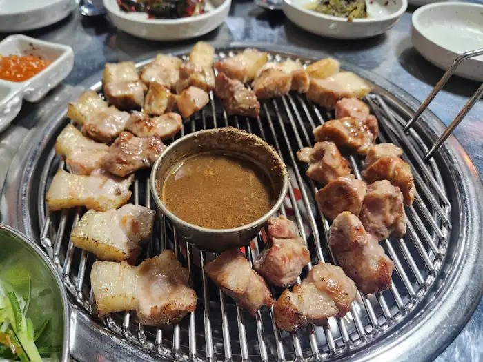 숯불 위 삼겹살과 목살