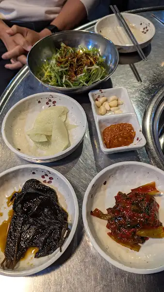 기본 반찬과 쌈채소