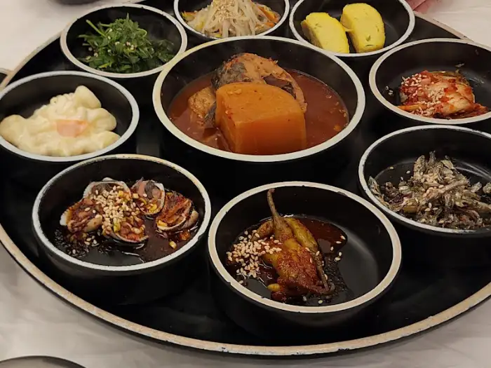 다양한 반찬이 차려진 한상차림