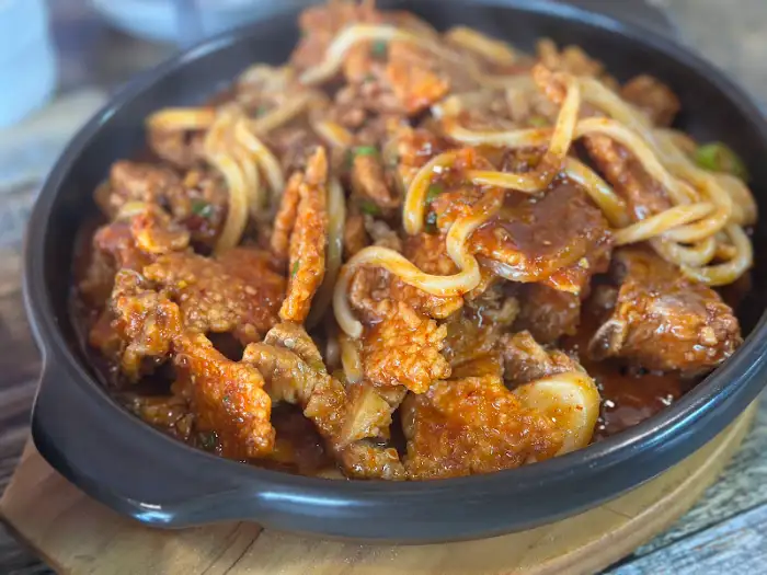 매콤한 양념의 누룽지 갈비