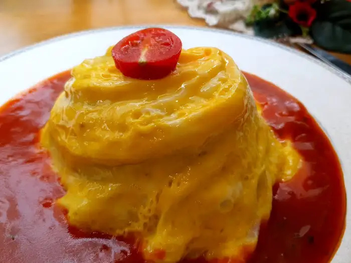 토마토로 장식된 오믈렛