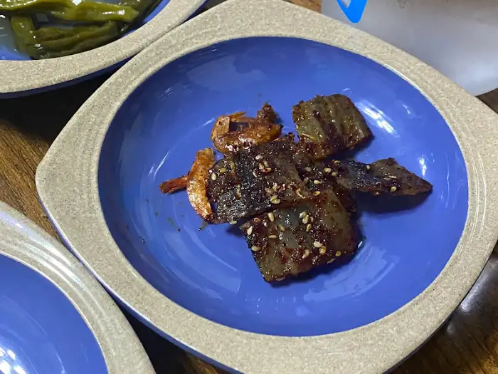 파란 접시에 담긴 멸치볶음과 새우