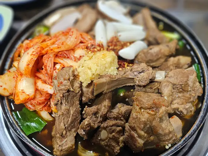 푸짐하게 차려진 음식 전체 모습