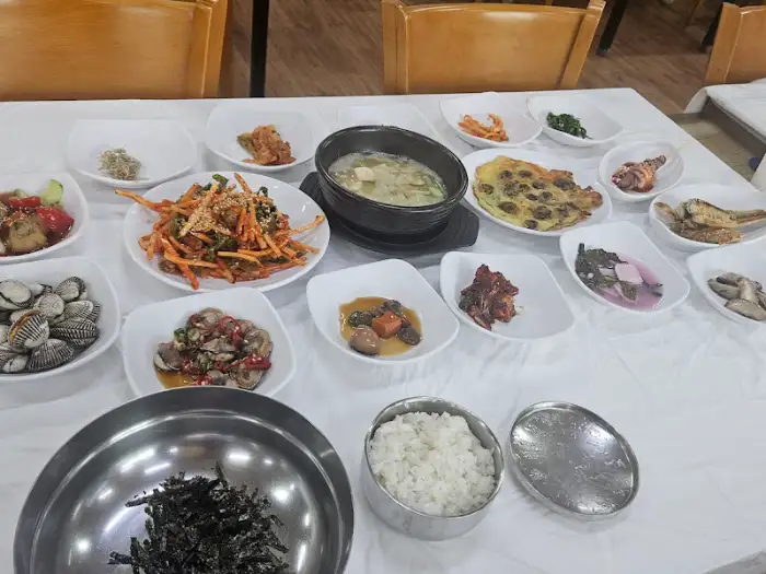전체적으로 푸짐한 꼬막정식 상차림
