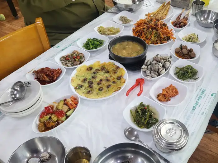 테이블에 차려진 다양한 꼬막 요리와 밑반찬