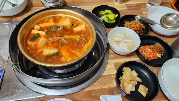 끓고 있는 동태찌개 전경