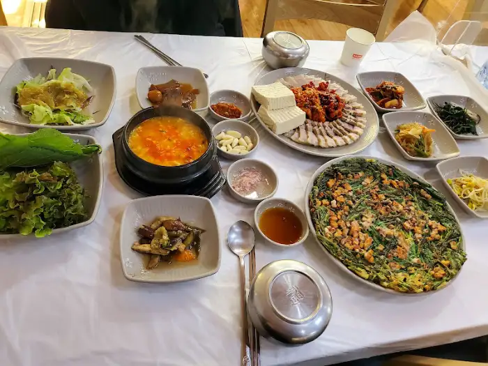 테이블 위에 차려진 다양한 반찬과 메인 요리