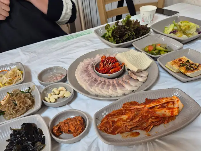 테이블에 차려진 다양한 밑반찬들
