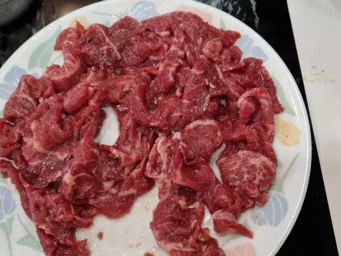 신선한 생 불고기 한 접시
