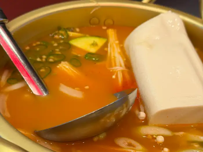 순두부찌개 속 두부와 각종 채소 모습