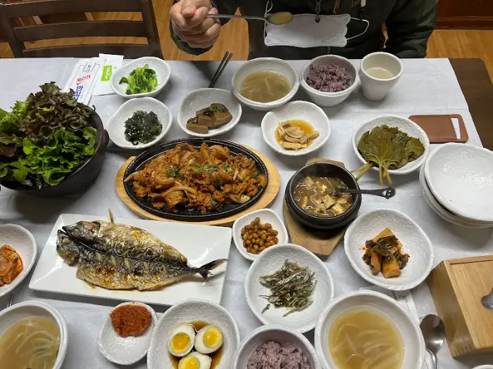 제육볶음과 함께 나온 밥과 반찬들
