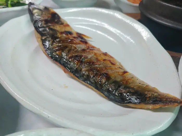 노릇하게 구워진 고등어