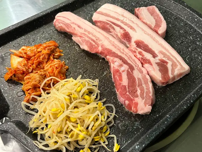 불판에 구워지고 있는 삼겹살 조각들