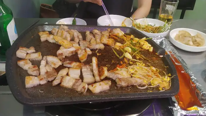 한창 익어가는 삼겹살과 곁들임 재료