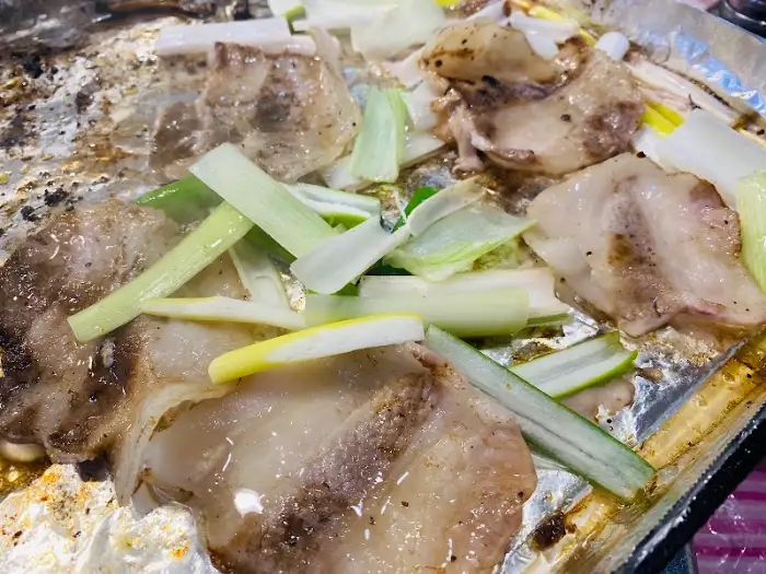 냉삼겹살이 익어가며 올라오는 김