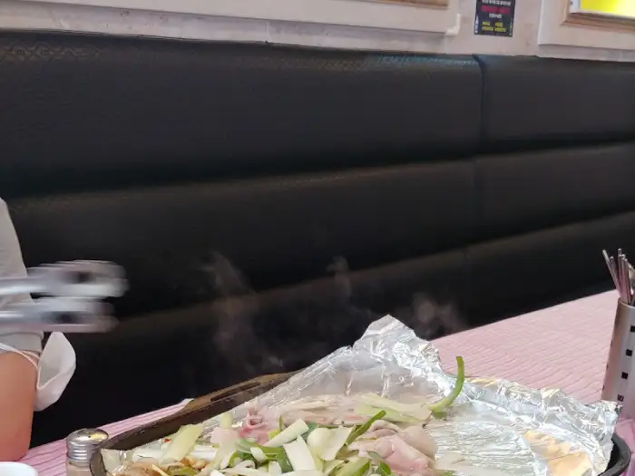 식당 내부 모습, 검은색 등받이가 있는 테이블
