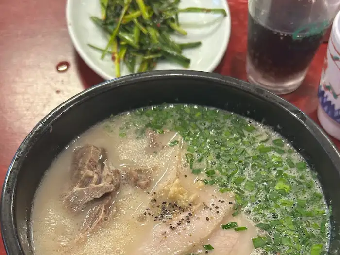 맑은 엄용백 돼지국밥 국물과 고기