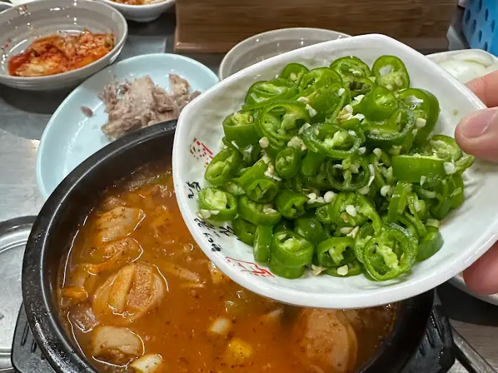 순대국과 곁들임 풋고추