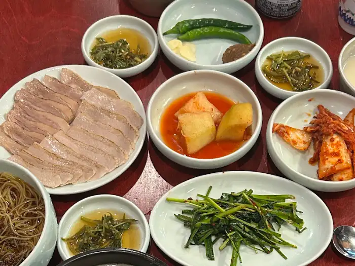 엄용백 돼지국밥 한상차림