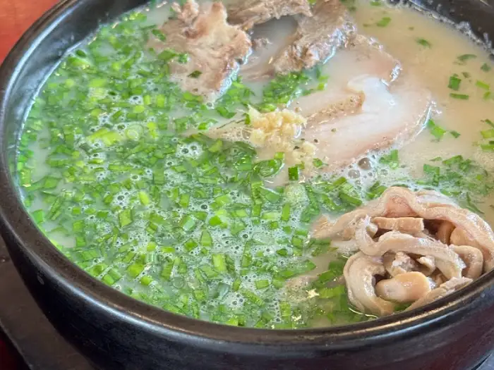 진한 엄용백 돼지국밥 고기