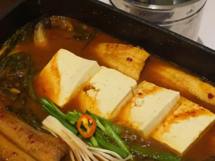 전골 냄비 속 장어와 두부