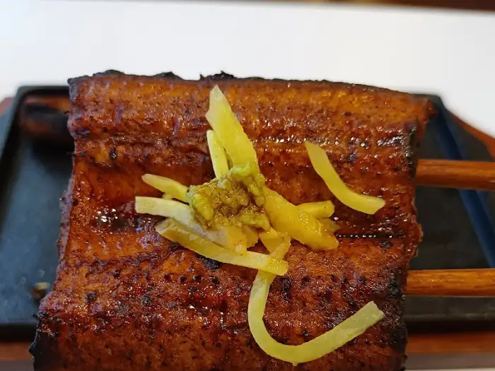통통한 장어 구이 한 점