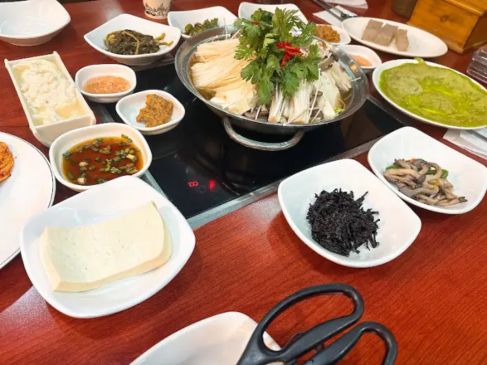 다양한 음식이 차려진 테이블