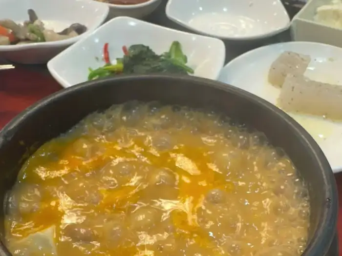 끓고 있는 전골 냄비