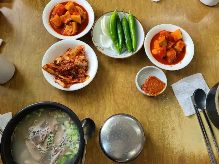 다양한 반찬과 설렁탕