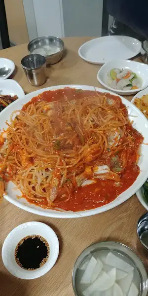 푸짐하게 차려진 사시미 한상