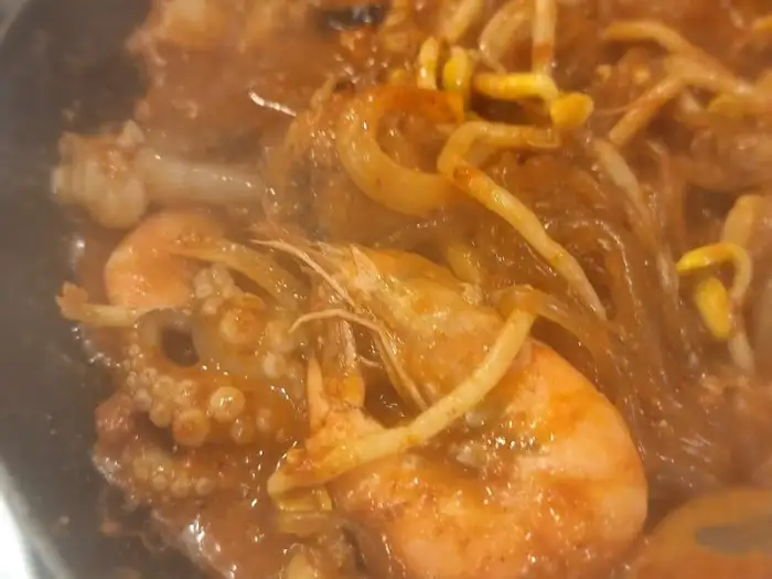 새우, 쭈꾸미, 양파, 당면 등이 섞인 볶음 요리 모습