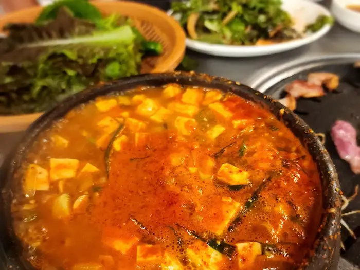 김이 모락모락 나는 얼큰한 된장찌개