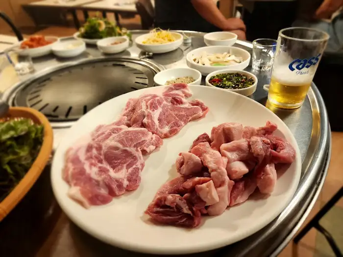 메인 요리인 뒷고기 접시
