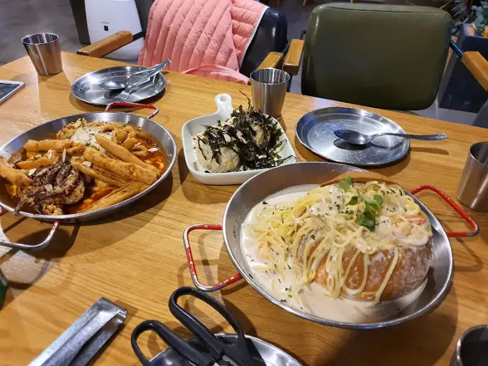 음식들이 놓인 테이블