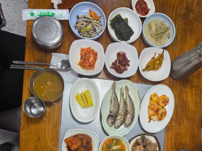 다양한 종류의 나물 반찬