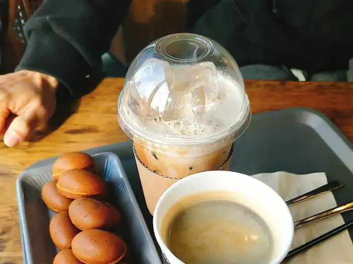 따뜻한 커피와 커피콩빵