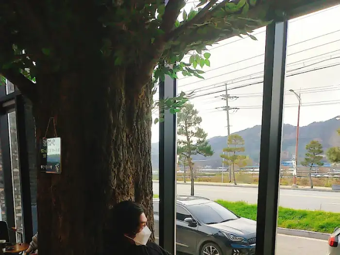 창밖 풍경과 실내 모습