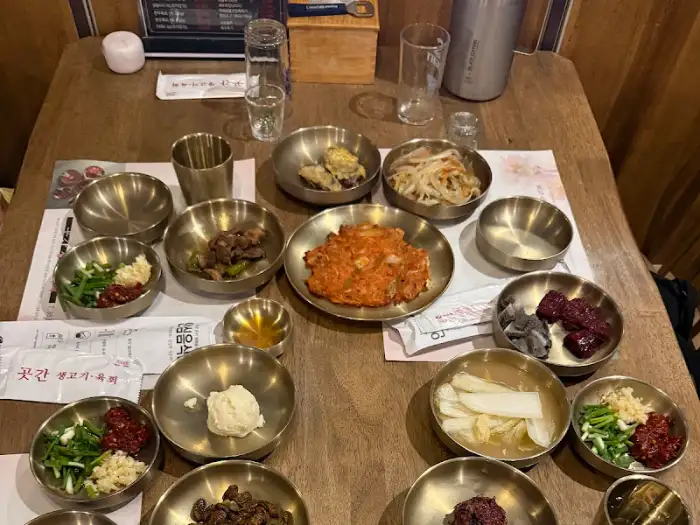 다양한 밑반찬이 차려진 테이블 모습