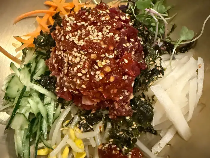 비빔밥 그릇에 담긴 재료 모습