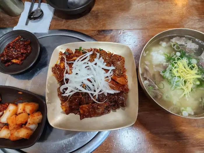 곰탕과 양념된 고기 요리, 깍두기